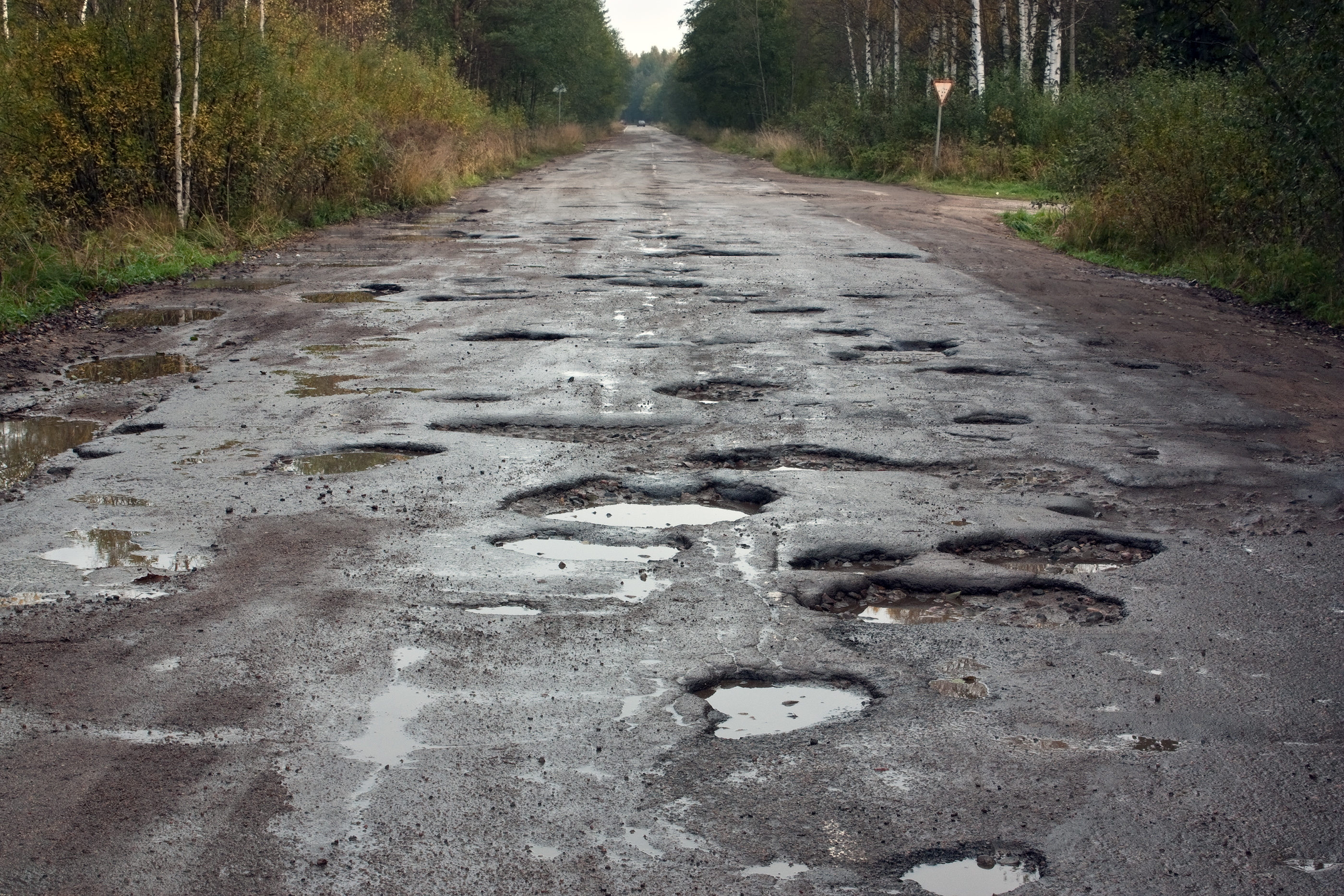 Плохие дороги ответ. Плохие дороги в России. Дороги Архангельской области. Плохая дорога. Разбитая дорога.