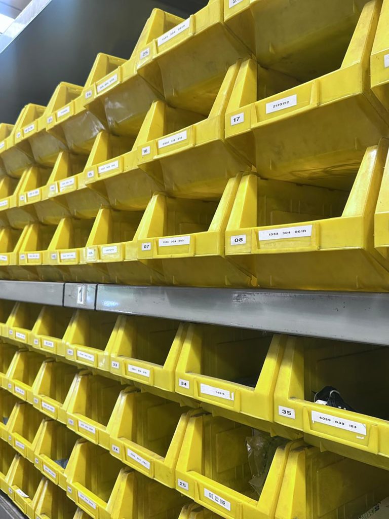 4 Stores yellow
